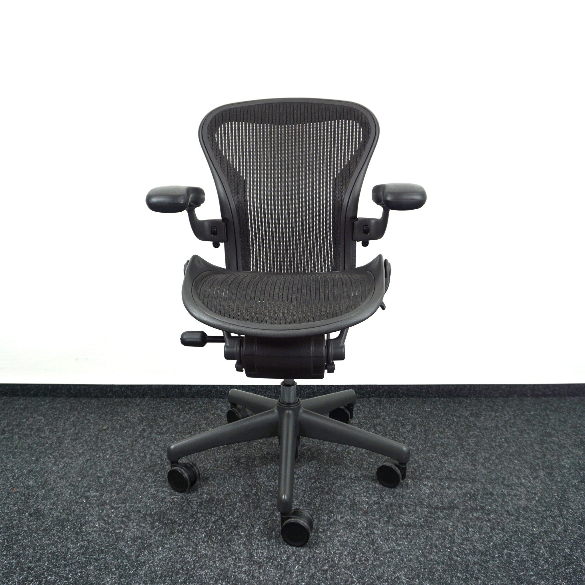 Herman Miller Aeron Bürodrehstuhl Größe A Graphit Vorderansicht