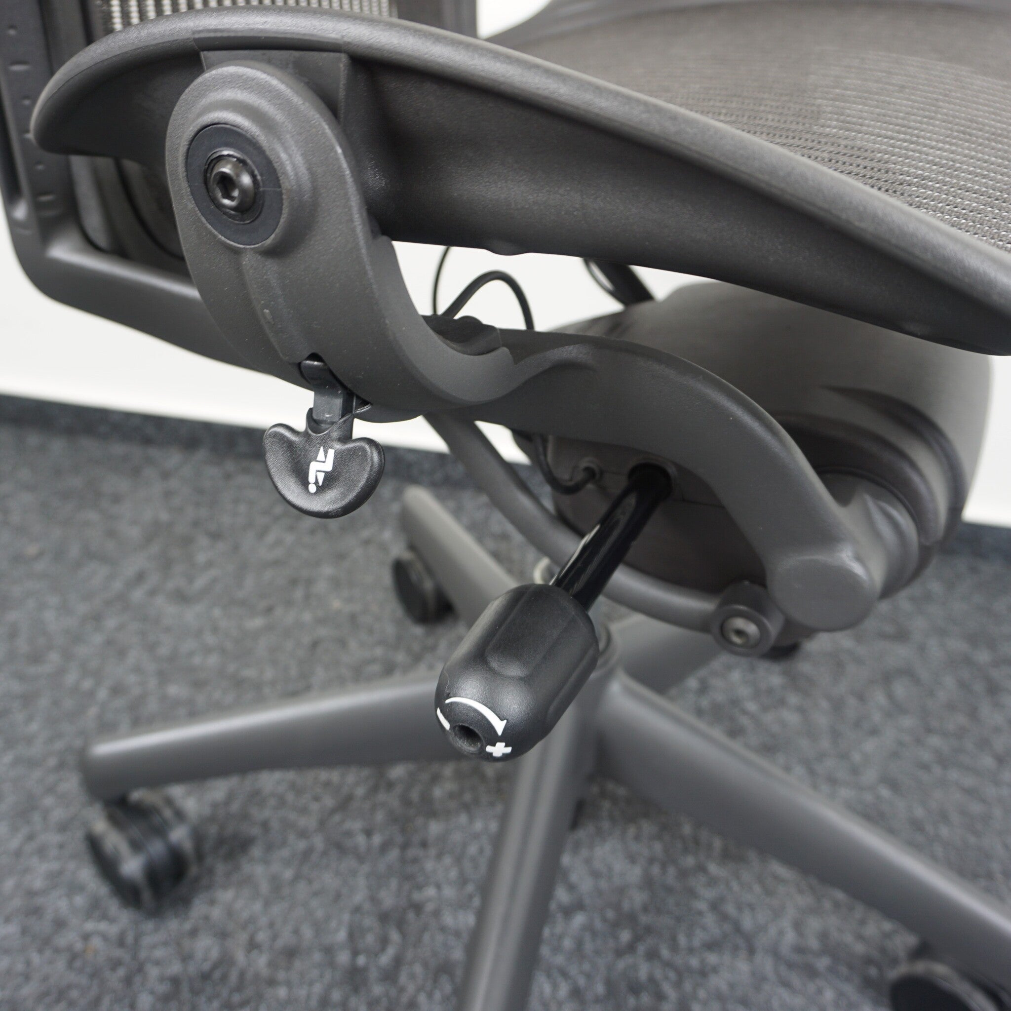 Herman Miller Aeron Bürodrehstuhl Größe A Graphit Einstellmöglichkeiten