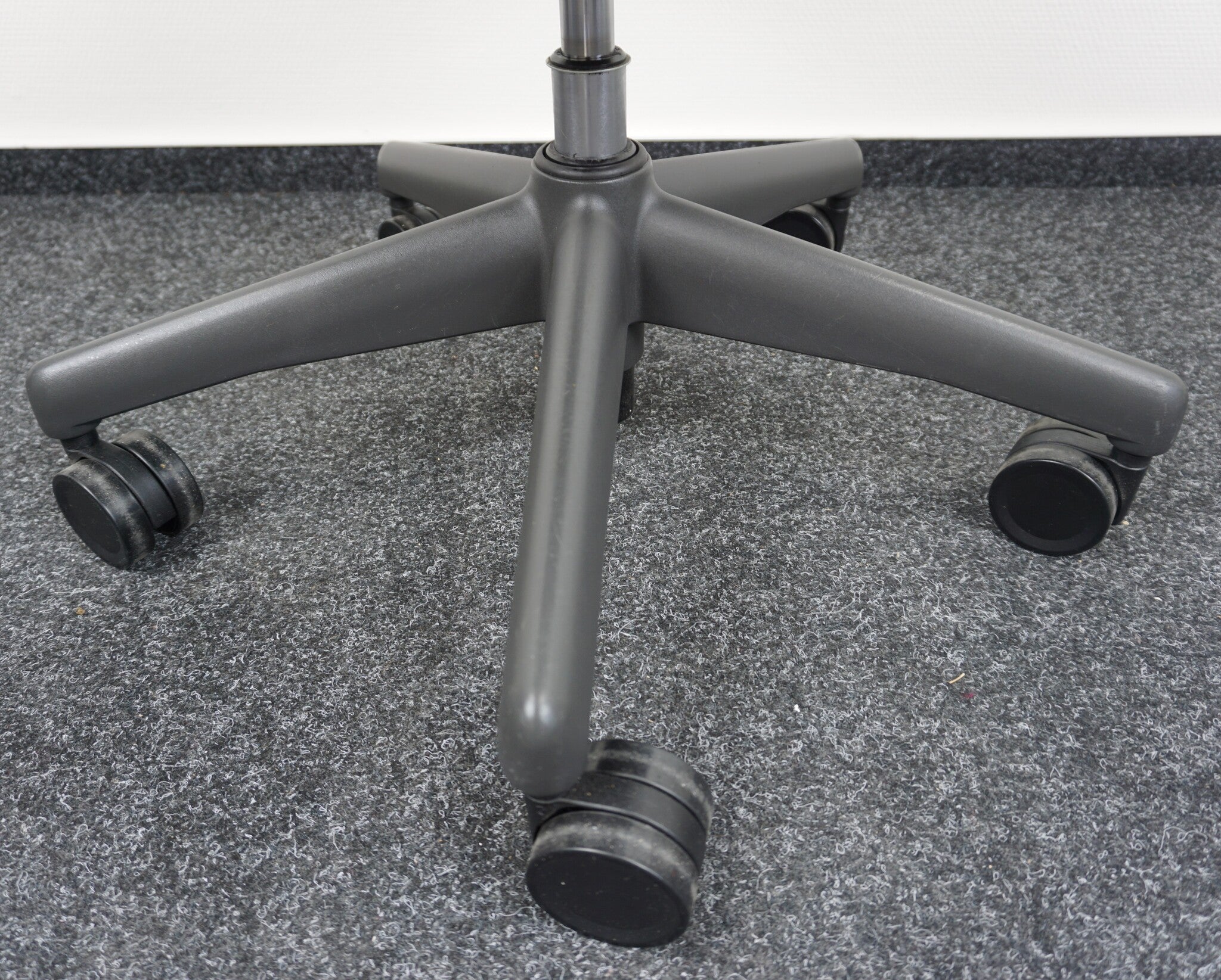 Herman Miller Aeron Bürodrehstuhl Größe A Graphit Fußdrehkreuz