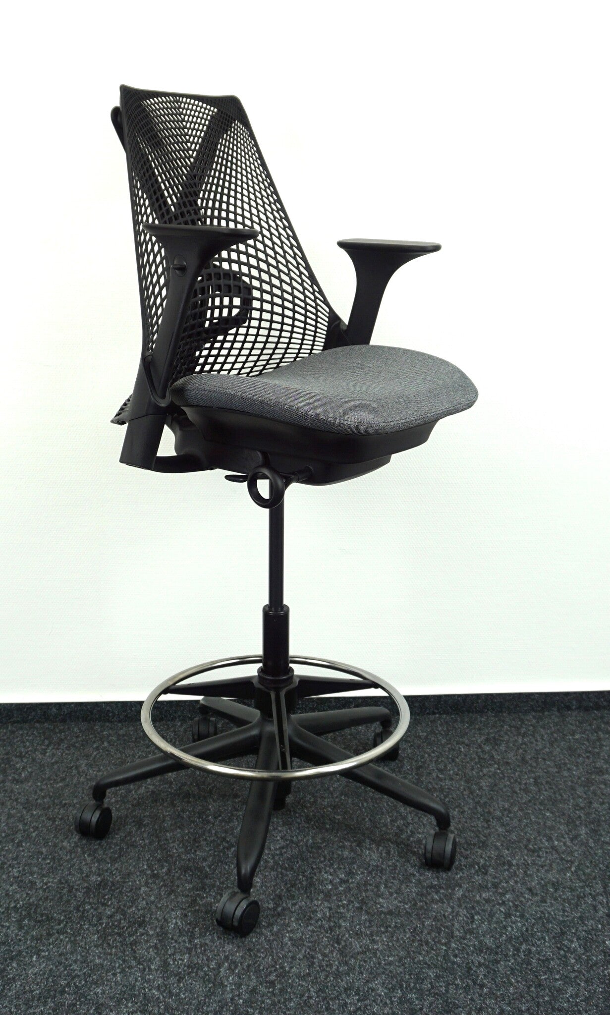 Herman Miller Sayl Bürodrehstuhl Grau-Schwarz Seitenansicht