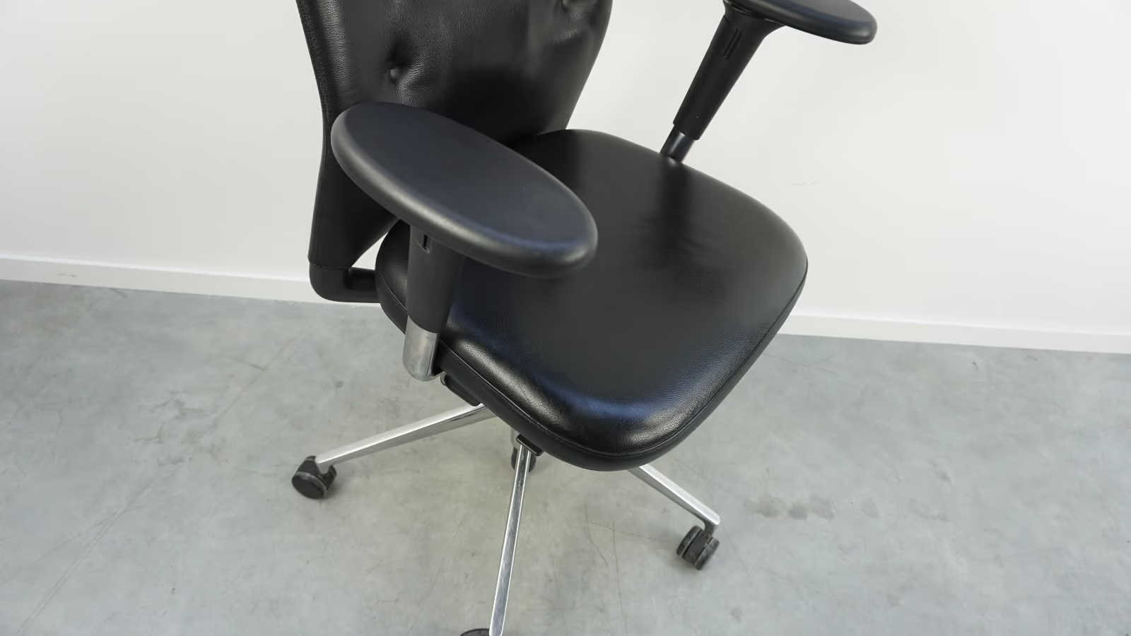 Vitra ID Trim L Bürodrehstuhl | Schwarz | Leder | Chrom