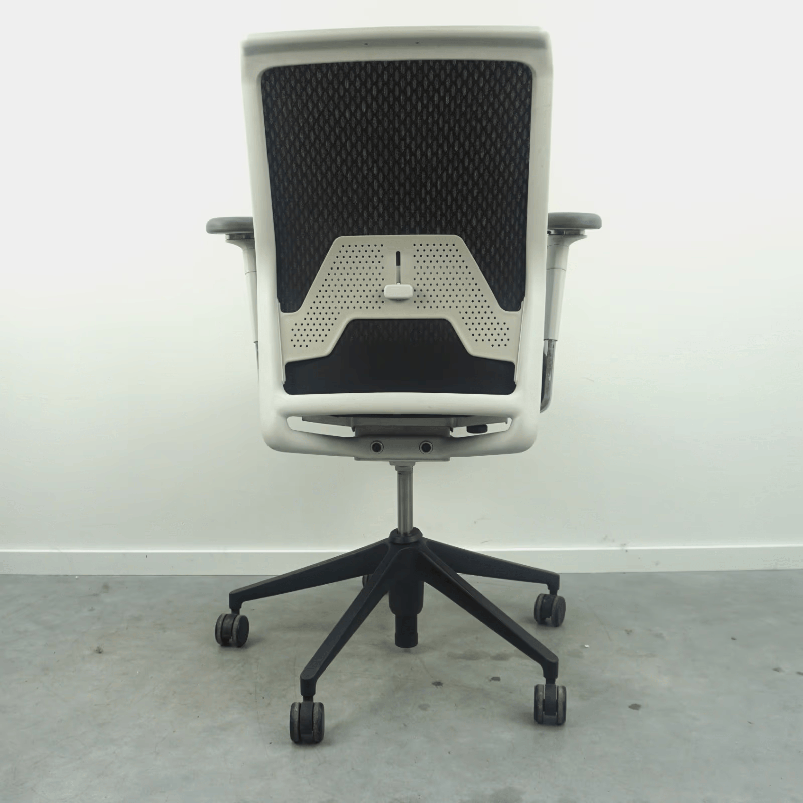 Vitra ID Mesh Bürodrehstuhl | Schwarz-Weiß