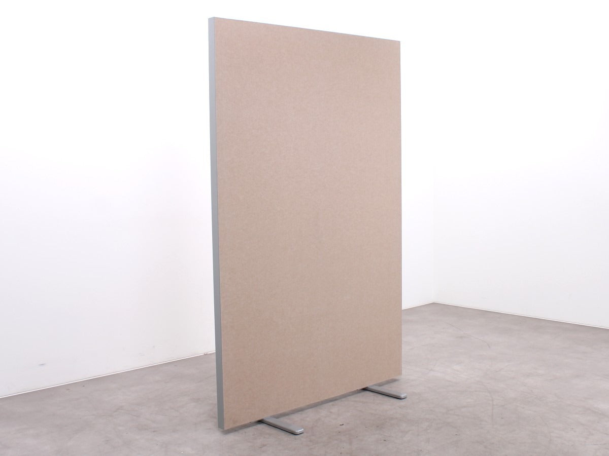 Gebrauchte Akustik-Stellwand MR in Camel mit Aluminiumfüßen, schräge Ansicht