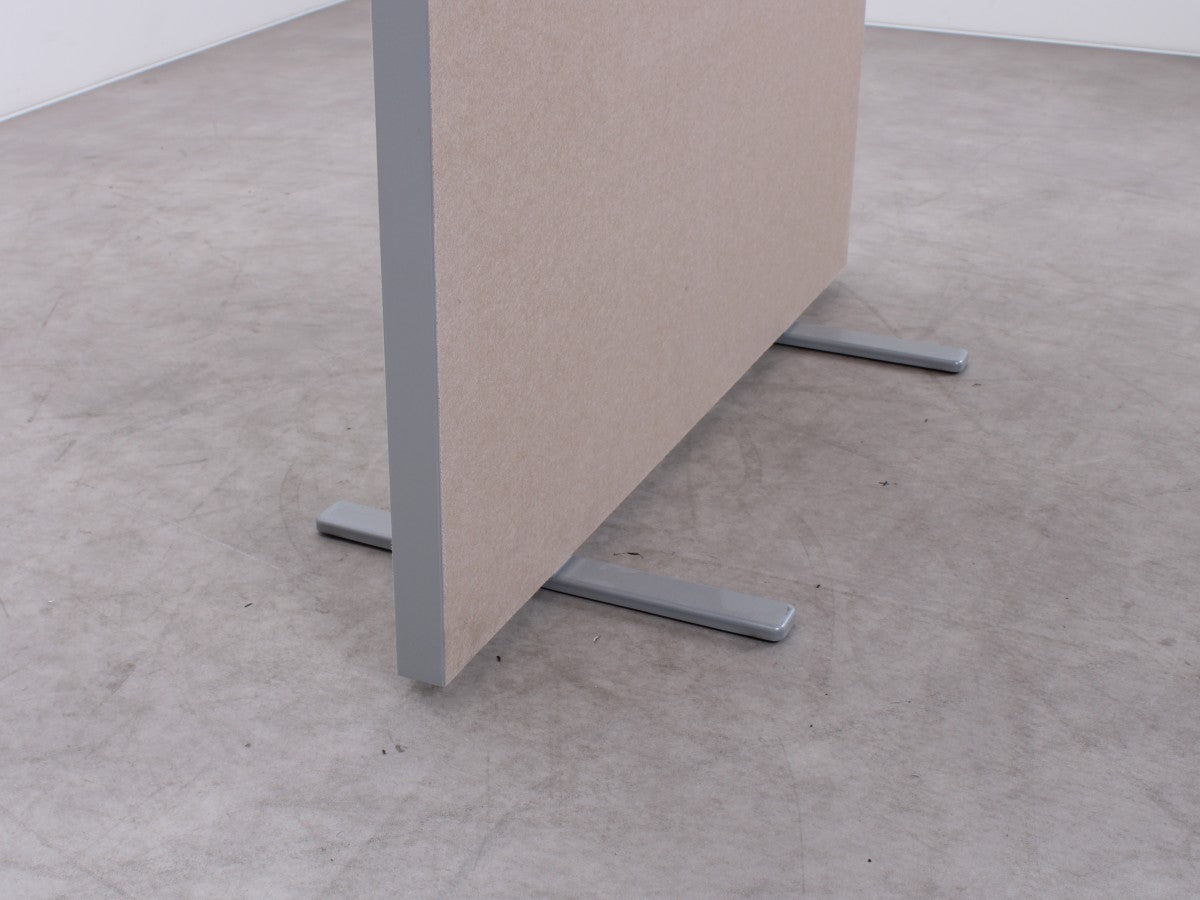Detail der Aluminiumfüße der gebrauchten Akustik-Stellwand MR