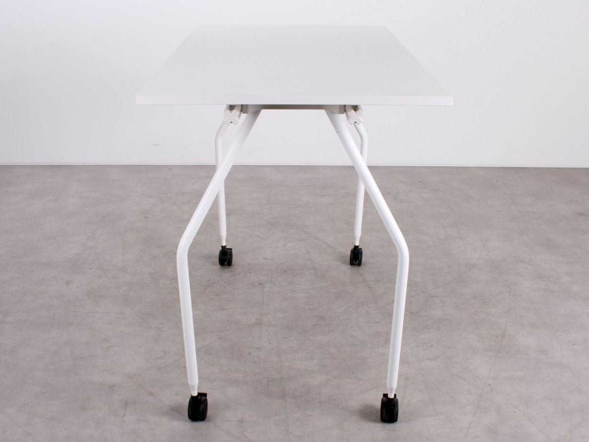 Gebrauchte Vitra Ad Hoc Classic Tische auf Rollen mit neuer Tischplatte