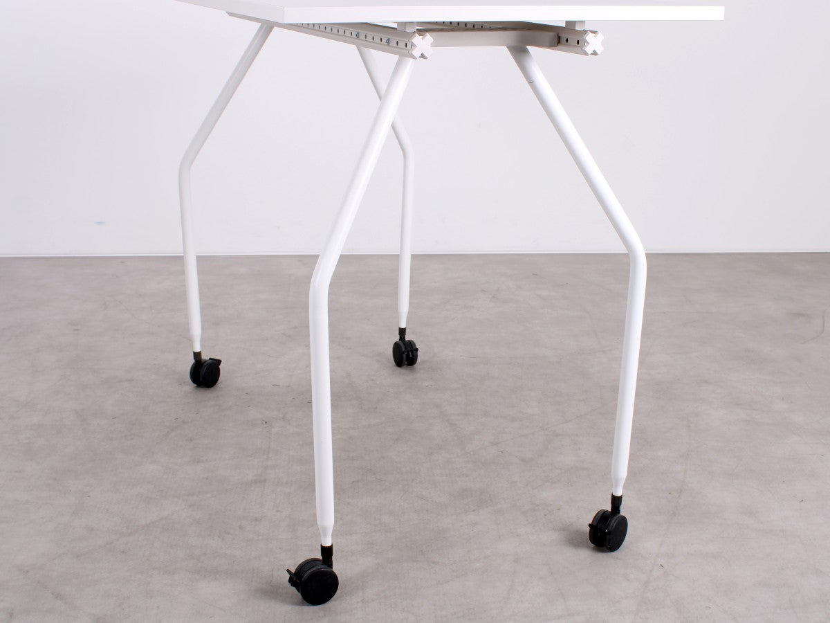 Gebrauchte Vitra Ad Hoc Classic Tische auf Rollen mit neuer Tischplatte
