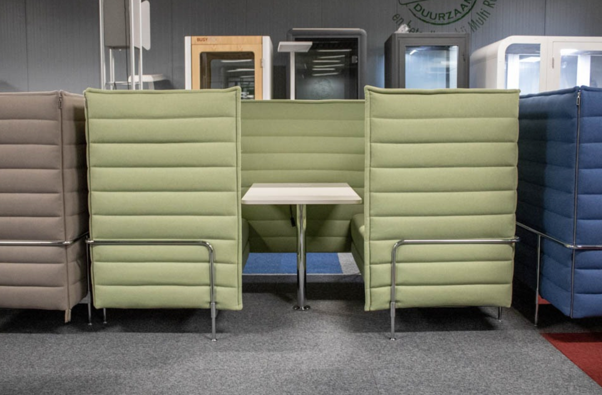 Gebrauchte Vitra Alcove Cabin High Back Sitzgruppe in Grün mit Tisch und Stromversorgung
