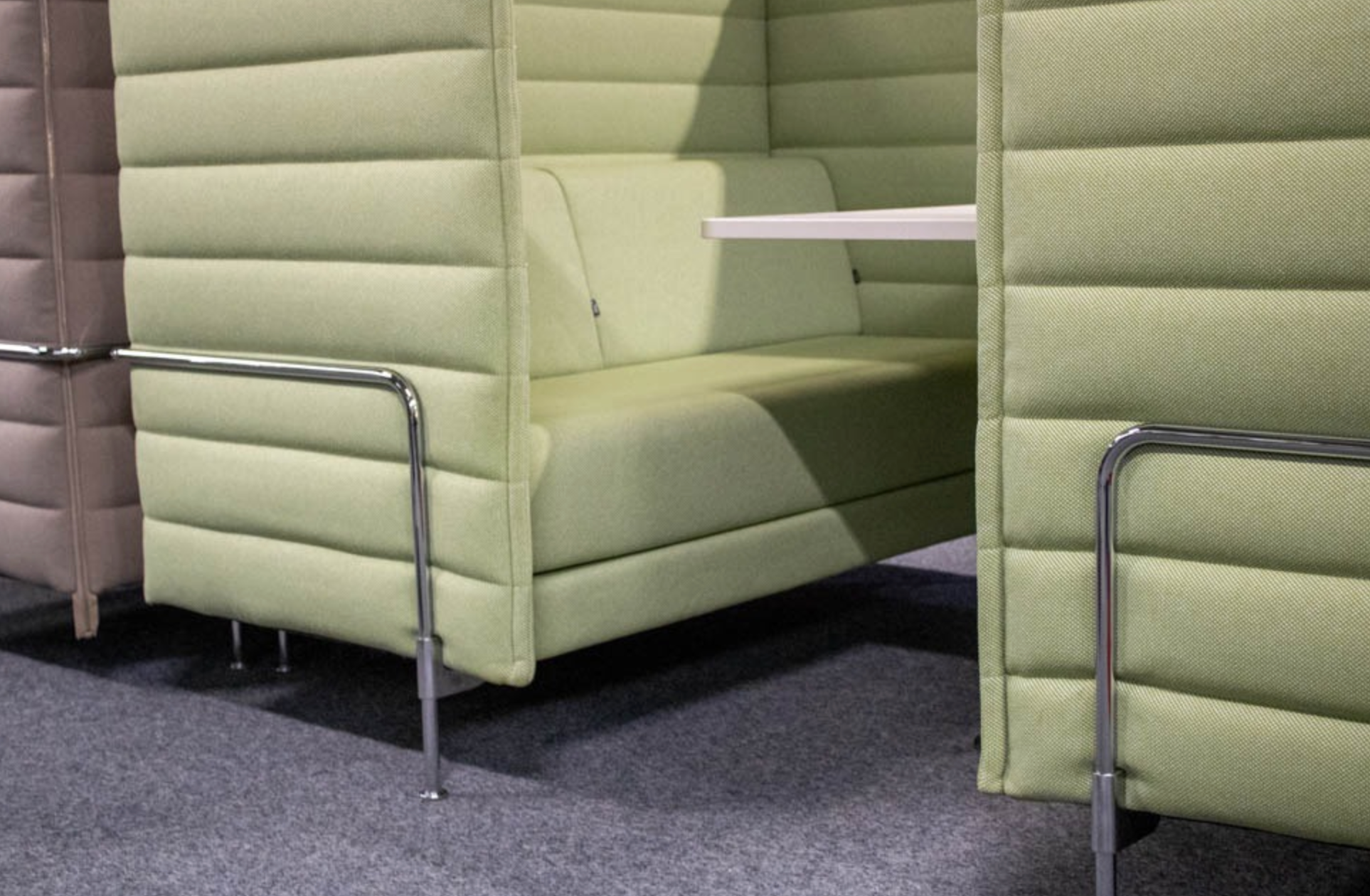 Gebrauchte Vitra Alcove Cabin High Back Sitzgruppe in Grün mit Tisch und Stromversorgung