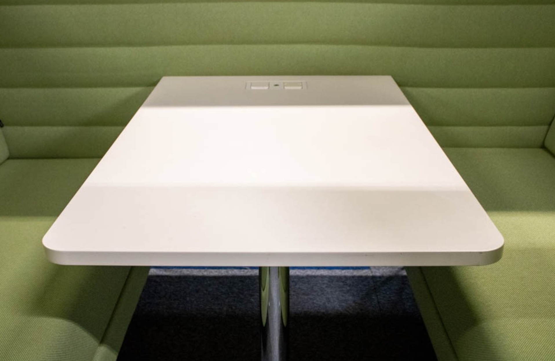Gebrauchte Vitra Alcove Cabin High Back Sitzgruppe in Grün mit Tisch und Stromversorgung