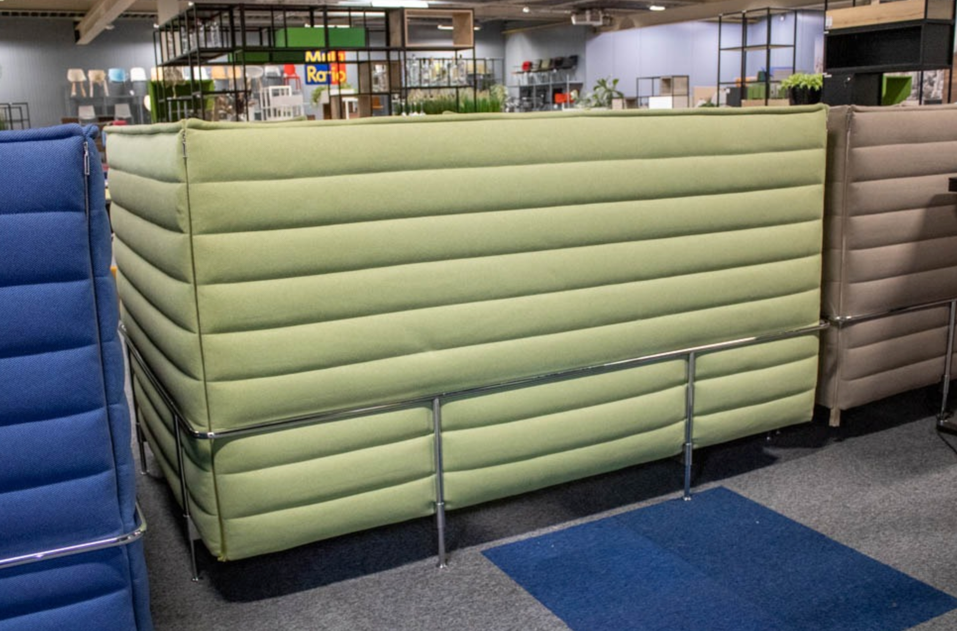 Gebrauchte Vitra Alcove Cabin High Back Sitzgruppe in Grün mit Tisch und Stromversorgung