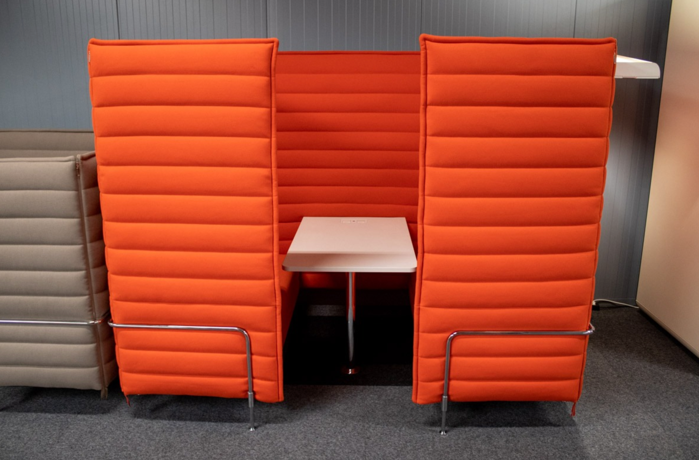 Gebrauchte Vitra Alcove High Back Sitzgruppe in Orange mit Tisch und Stromversorgung