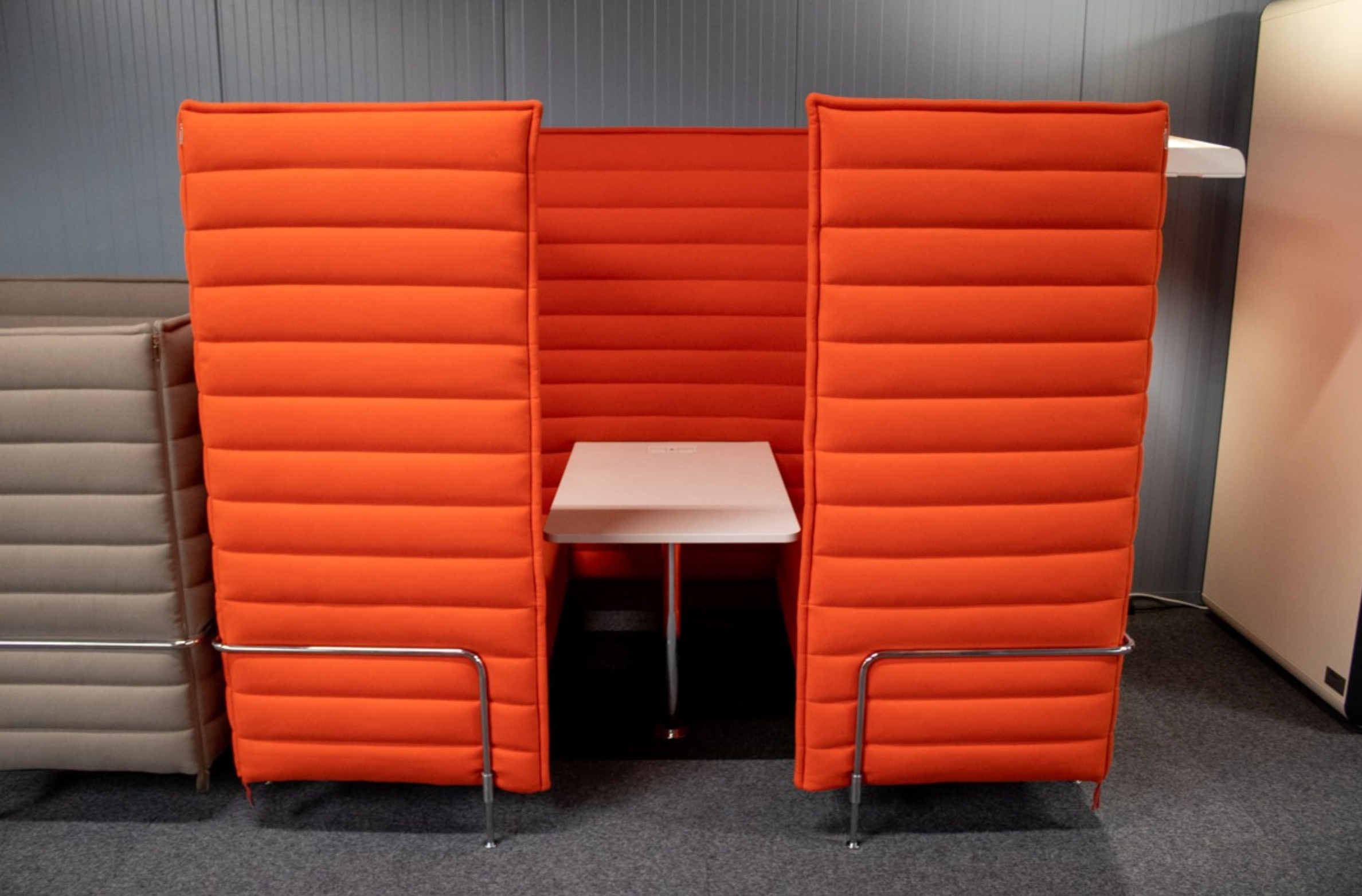 Gebrauchte Vitra Alcove High Back Sitzgruppe in Orange mit Tisch und Stromversorgung