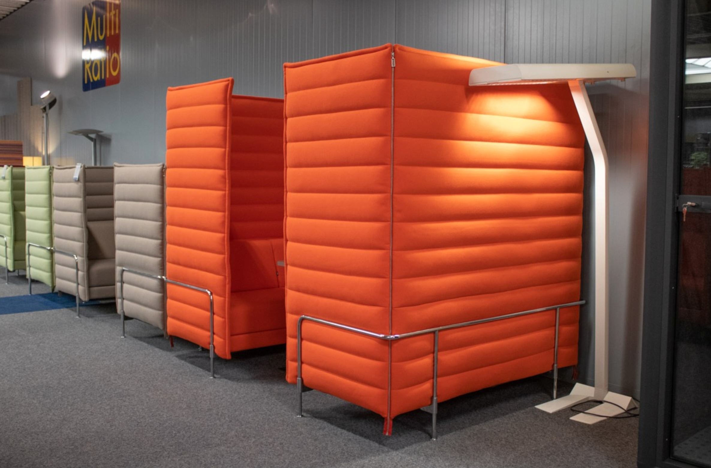 Gebrauchte Vitra Alcove High Back Sitzgruppe in Orange mit Tisch und Stromversorgung