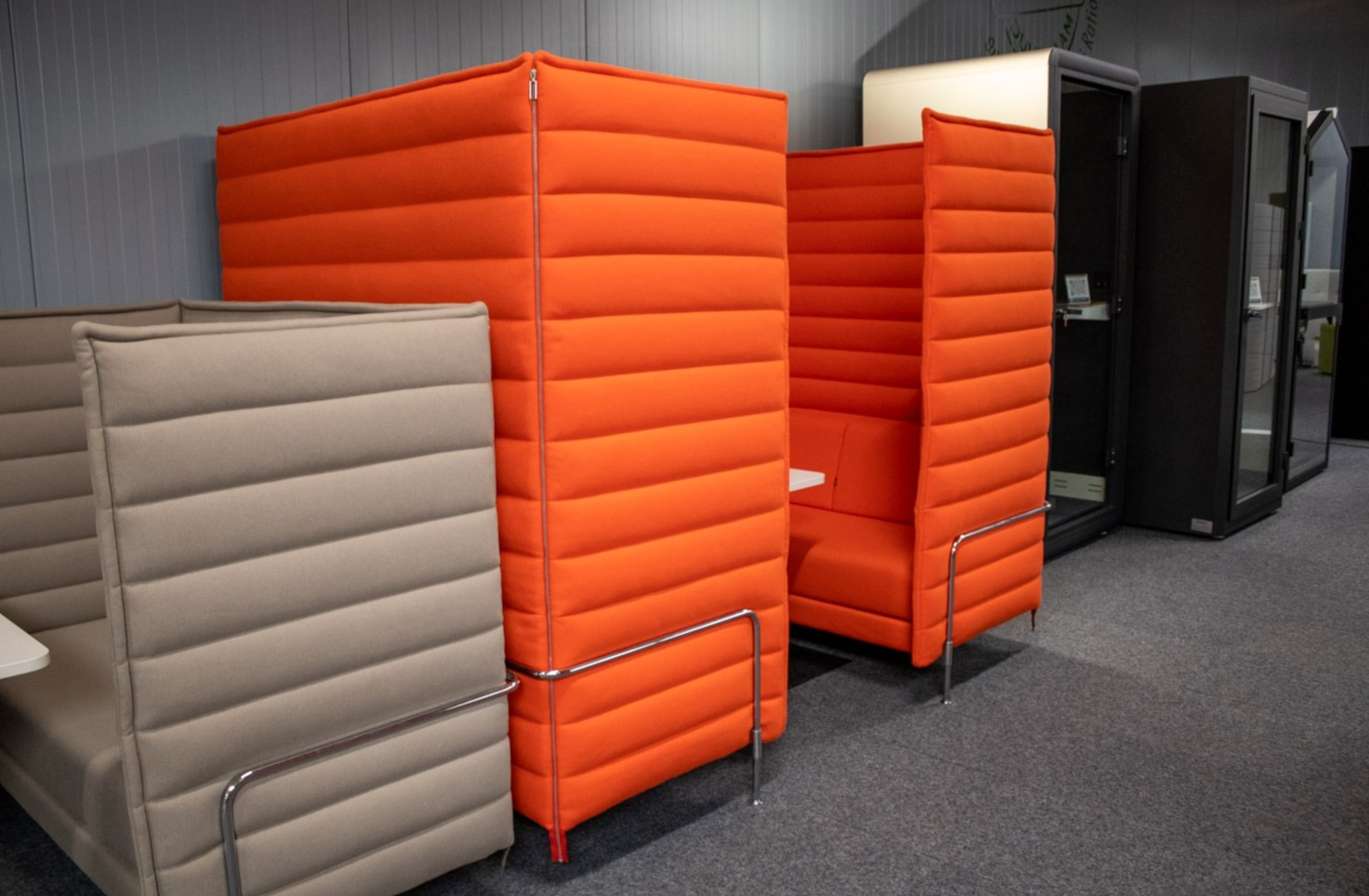 Gebrauchte Vitra Alcove High Back Sitzgruppe in Orange mit Tisch und Stromversorgung