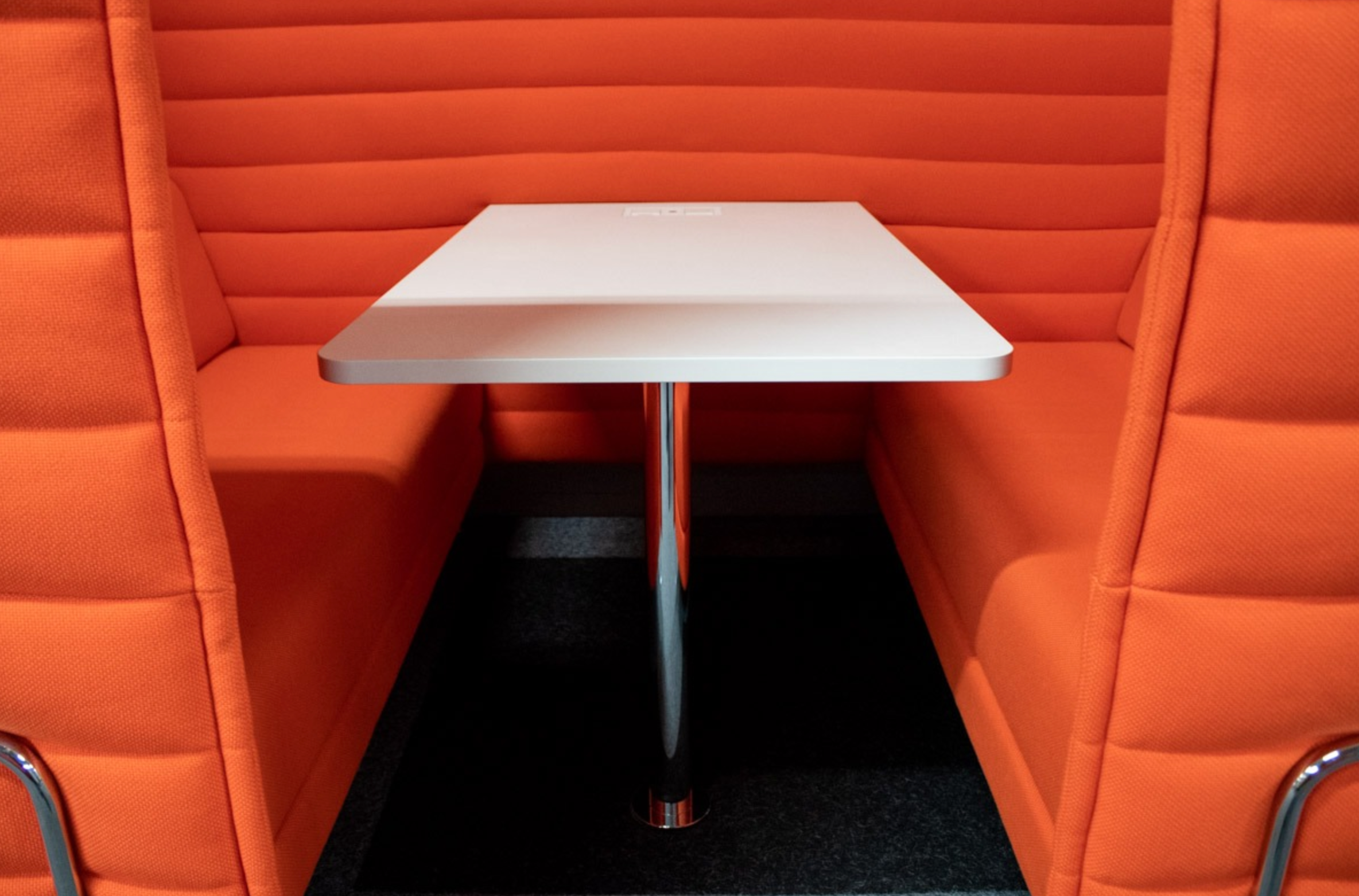 Gebrauchte Vitra Alcove High Back Sitzgruppe in Orange mit Tisch und Stromversorgung
