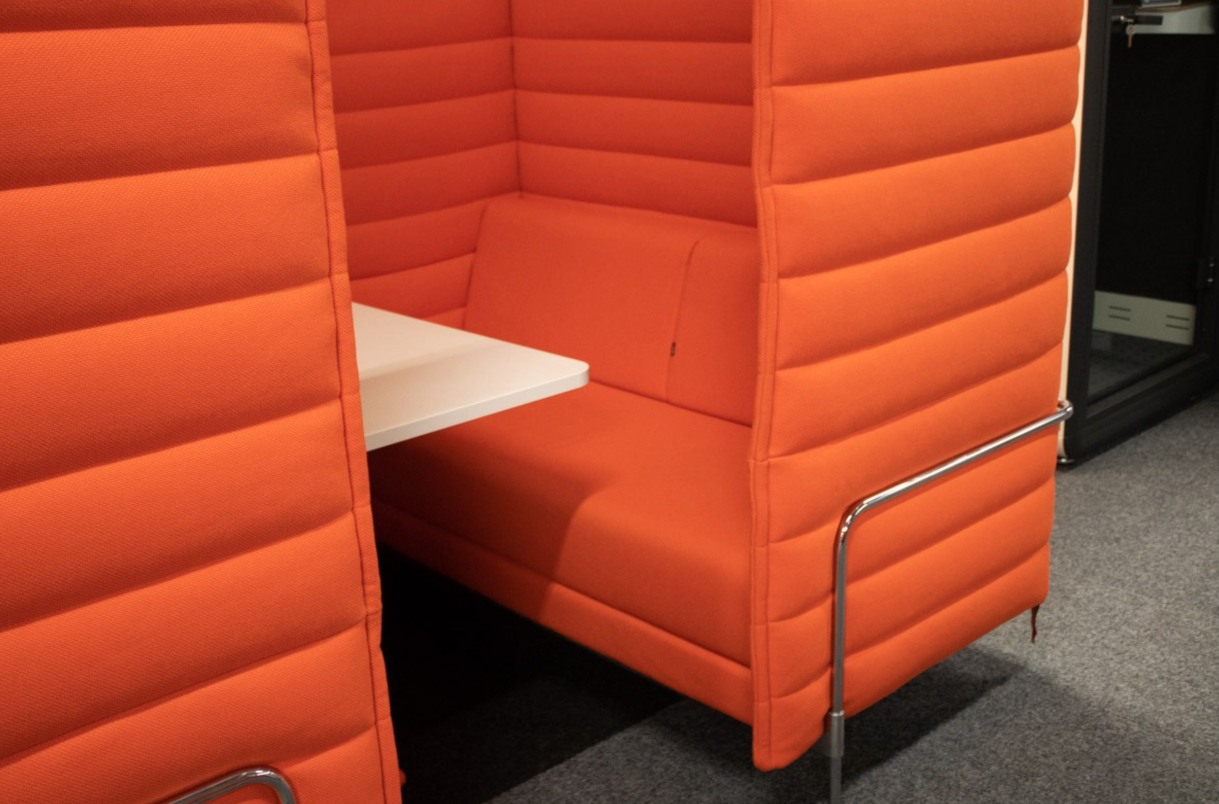Gebrauchte Vitra Alcove High Back Sitzgruppe in Orange mit Tisch und Stromversorgung
