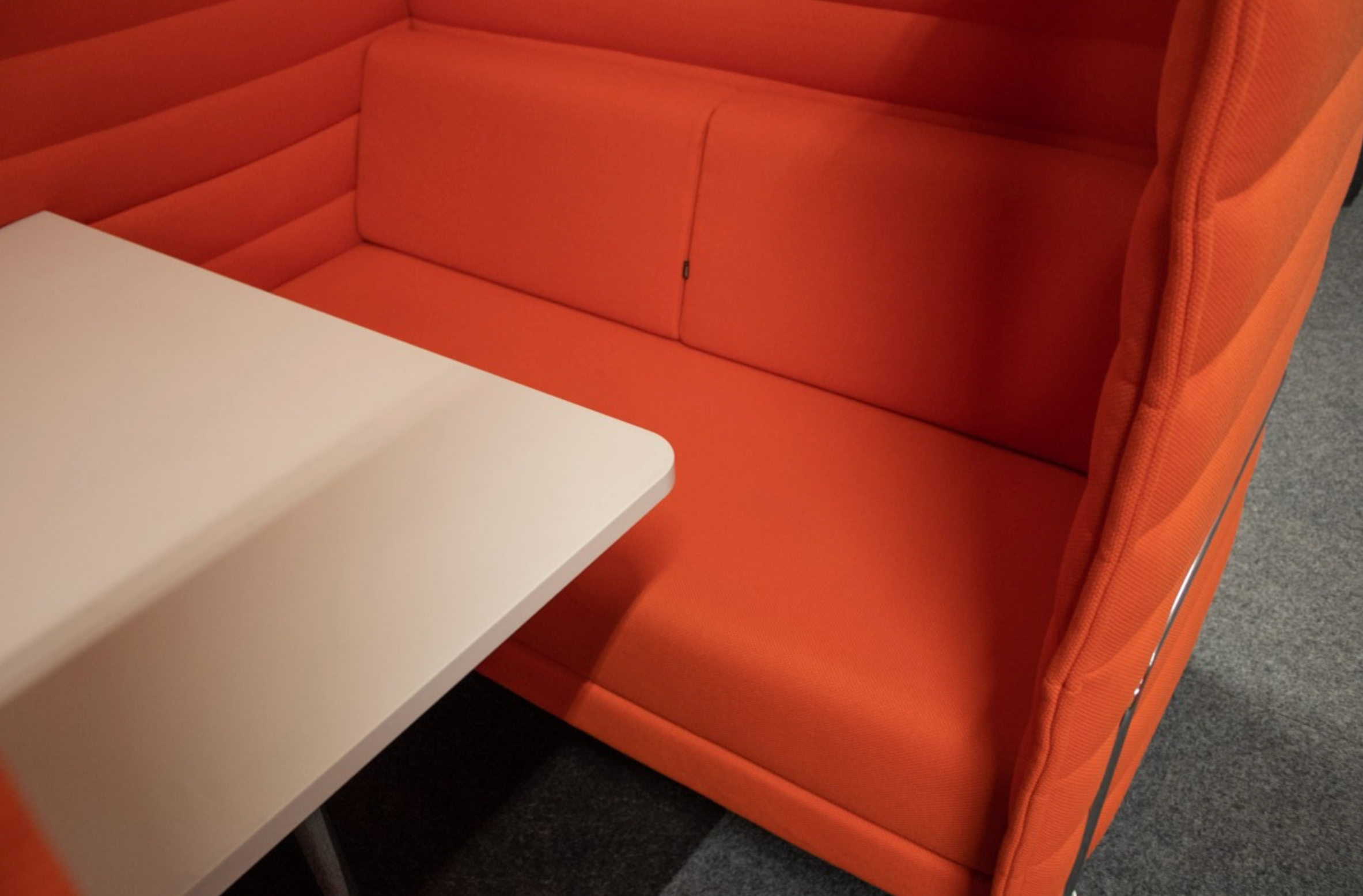 Gebrauchte Vitra Alcove High Back Sitzgruppe in Orange mit Tisch und Stromversorgung