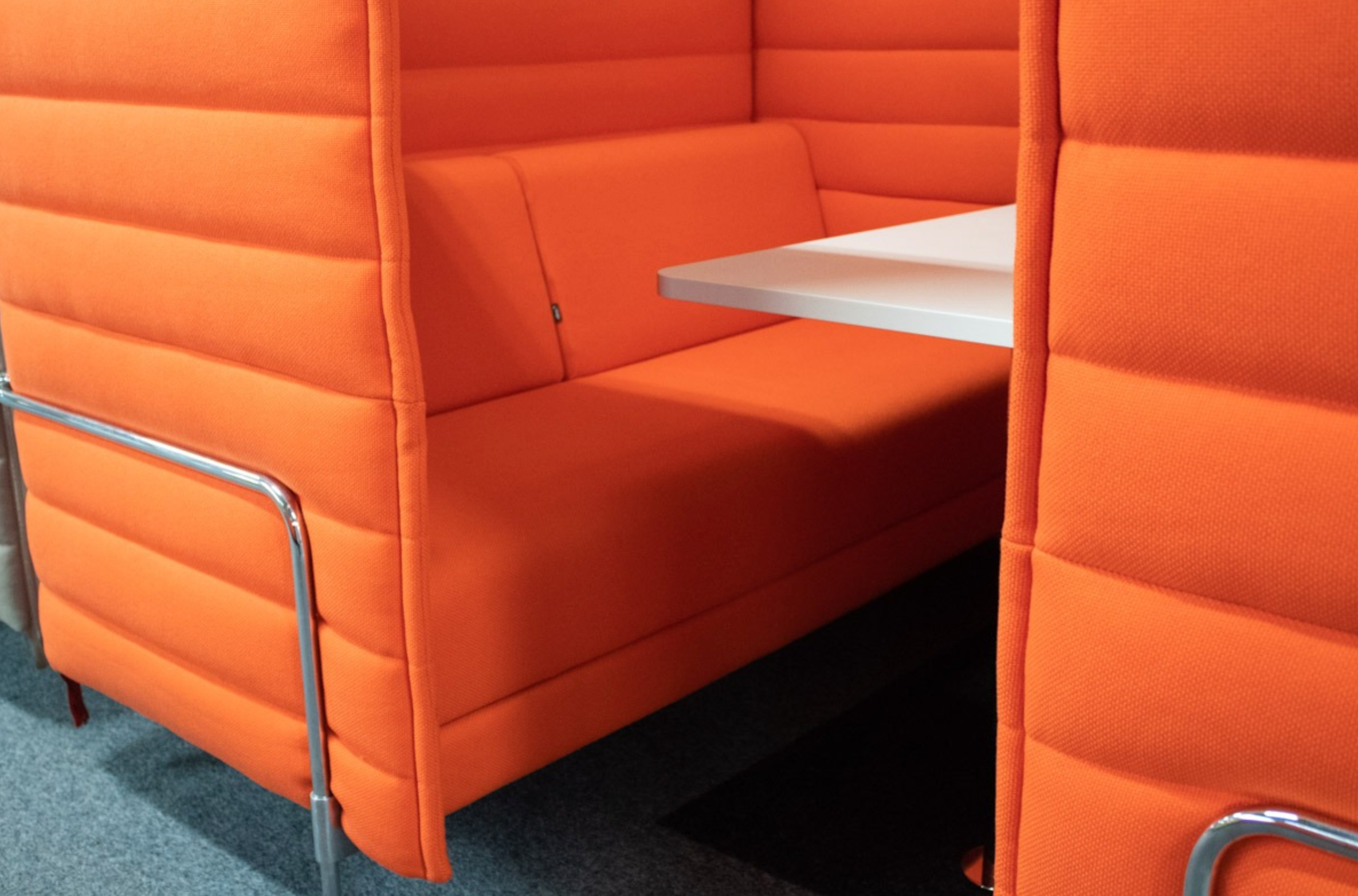 Gebrauchte Vitra Alcove High Back Sitzgruppe in Orange mit Tisch und Stromversorgung
