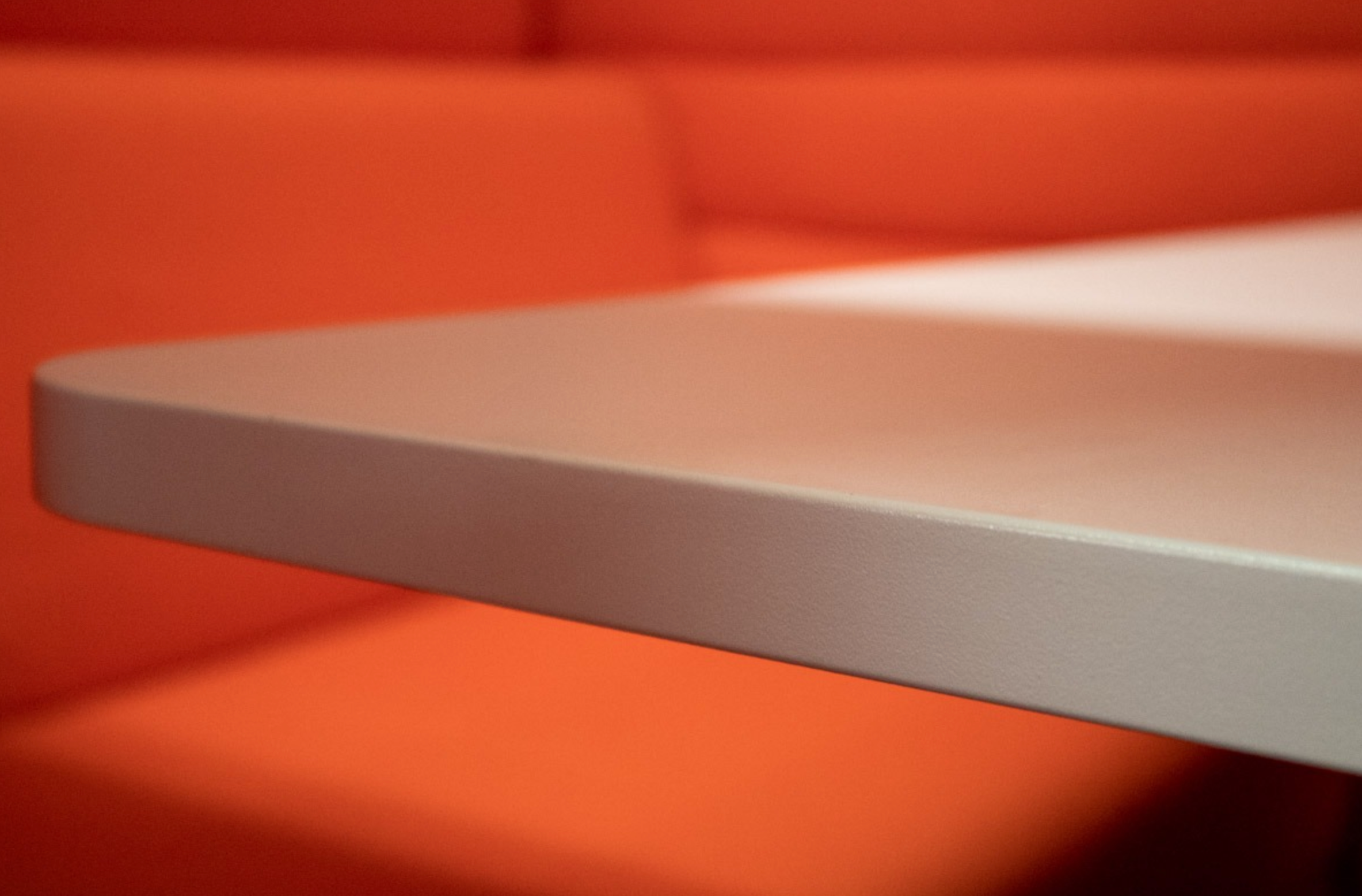 Gebrauchte Vitra Alcove High Back Sitzgruppe in Orange mit Tisch und Stromversorgung