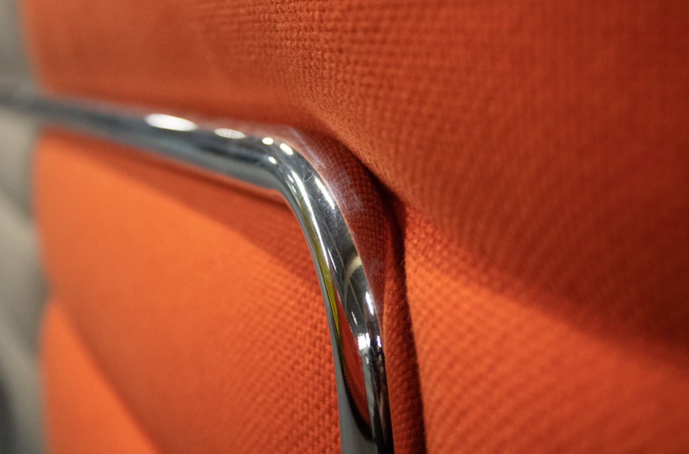 Gebrauchte Vitra Alcove High Back Sitzgruppe in Orange mit Tisch und Stromversorgung