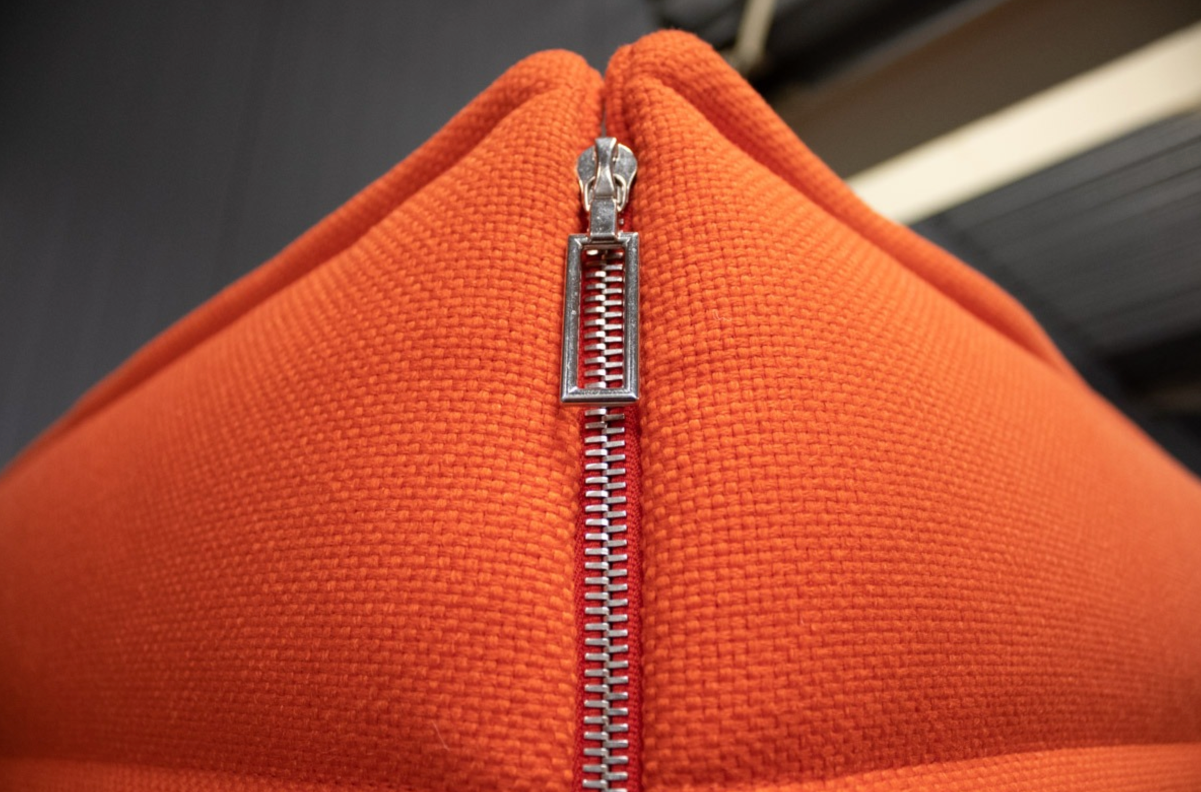 Gebrauchte Vitra Alcove High Back Sitzgruppe in Orange mit Tisch und Stromversorgung