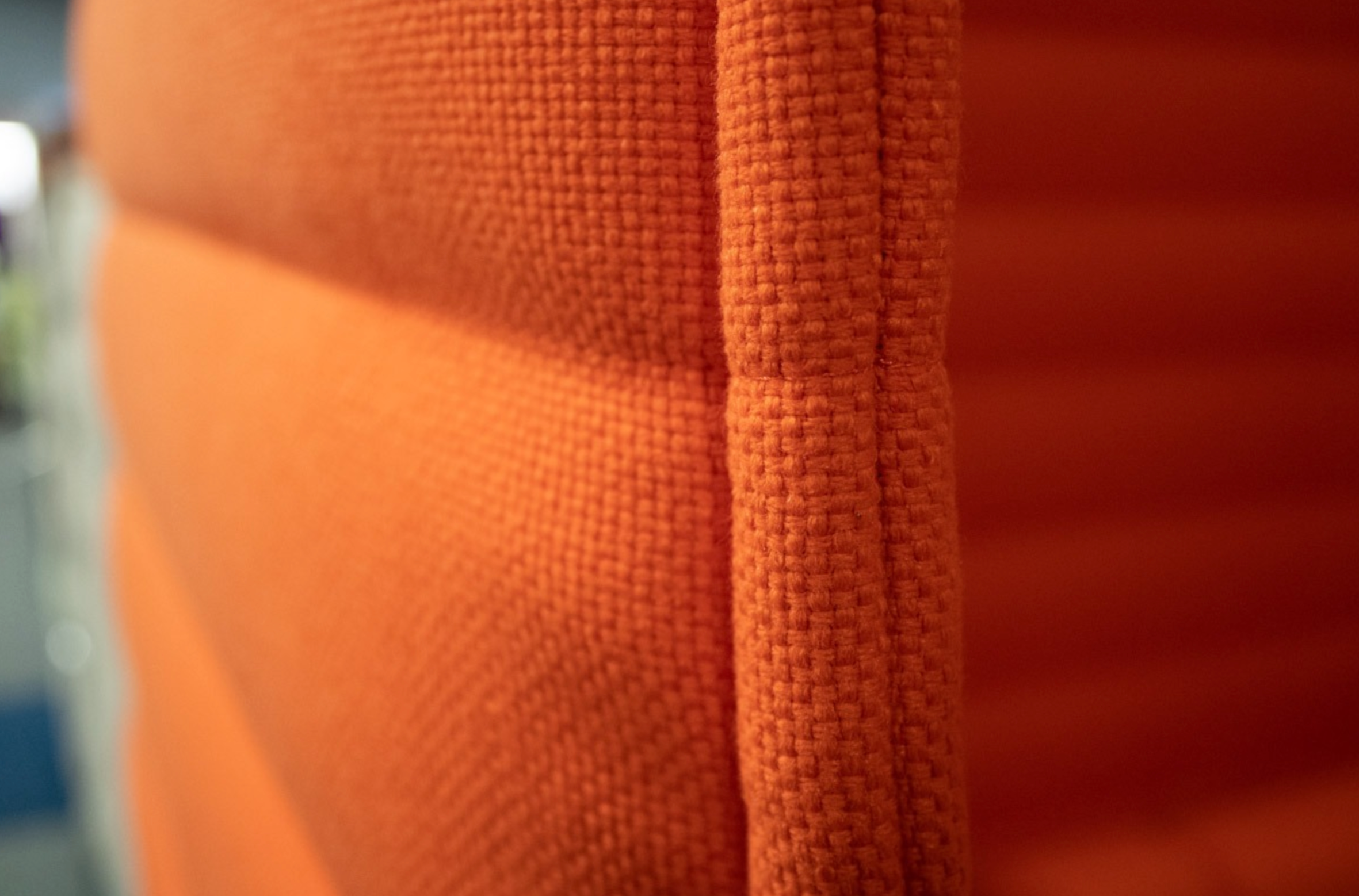 Gebrauchte Vitra Alcove High Back Sitzgruppe in Orange mit Tisch und Stromversorgung