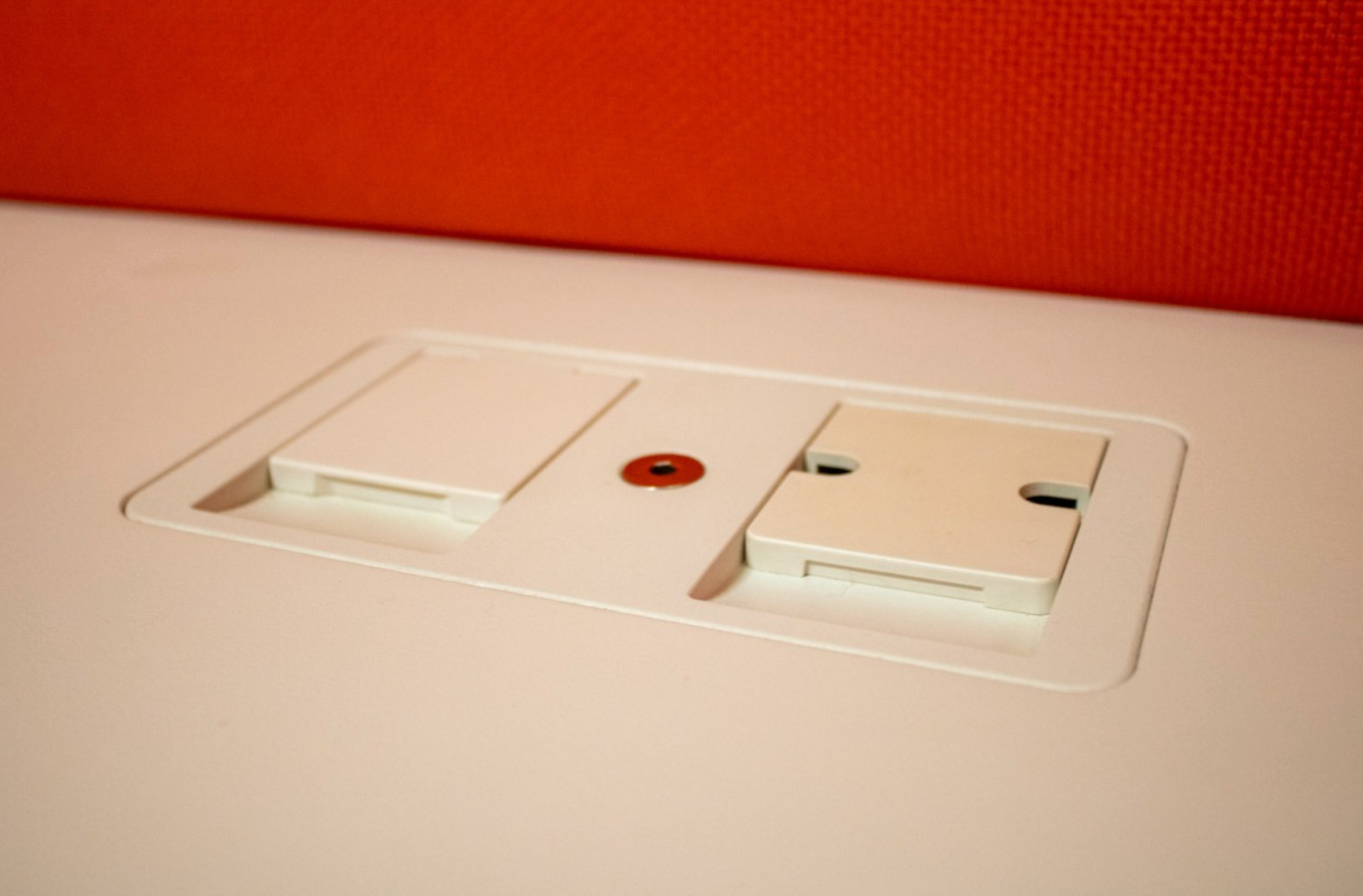 Gebrauchte Vitra Alcove High Back Sitzgruppe in Orange mit Tisch und Stromversorgung