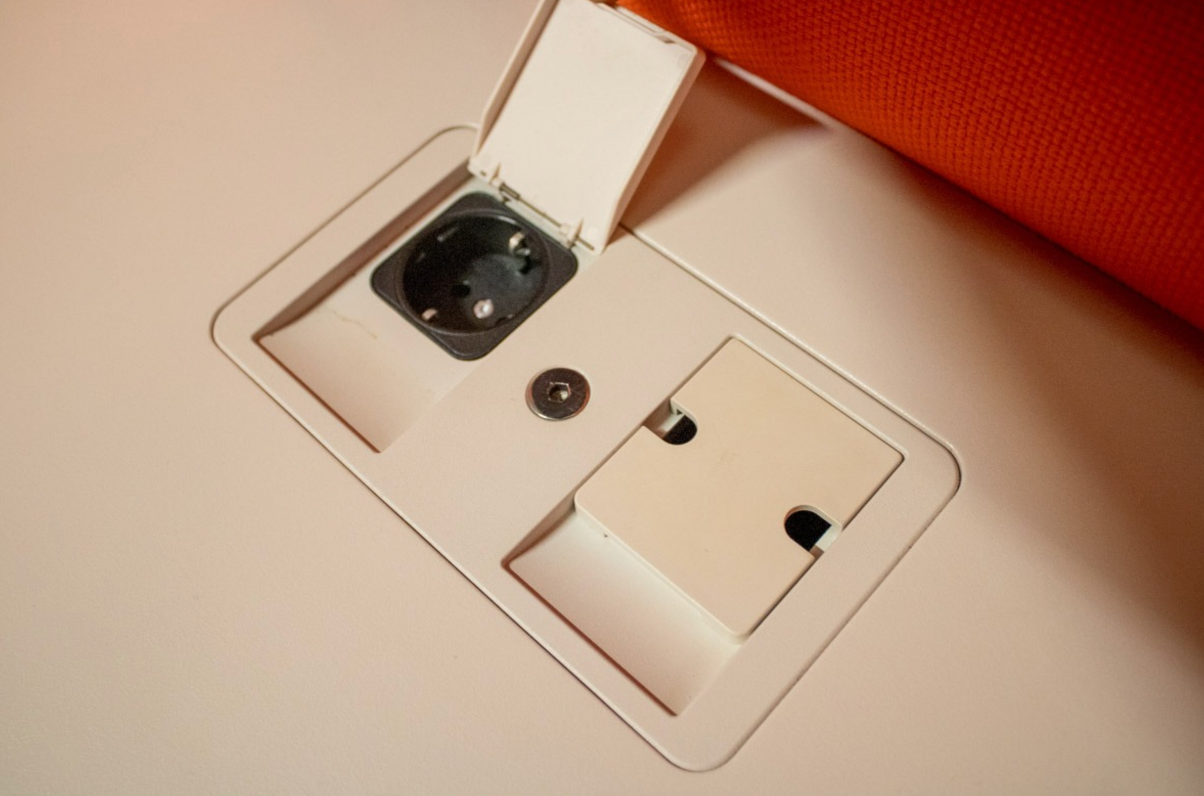 Gebrauchte Vitra Alcove High Back Sitzgruppe in Orange mit Tisch und Stromversorgung