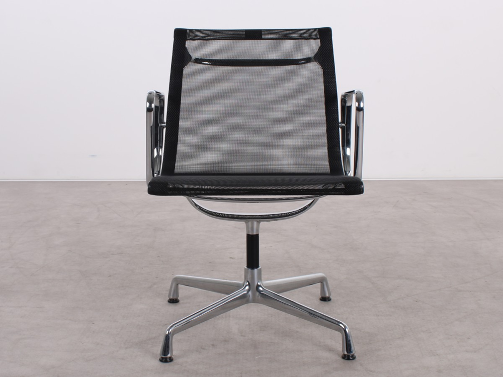 Gebrauchte Vitra EA 108 Aluminium Chair in Schwarz Netweave mit Chromgestell