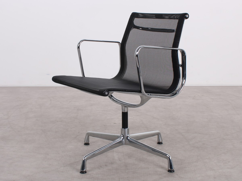 Gebrauchte Vitra EA 108 Aluminium Chair in Schwarz Netweave mit Chromgestell