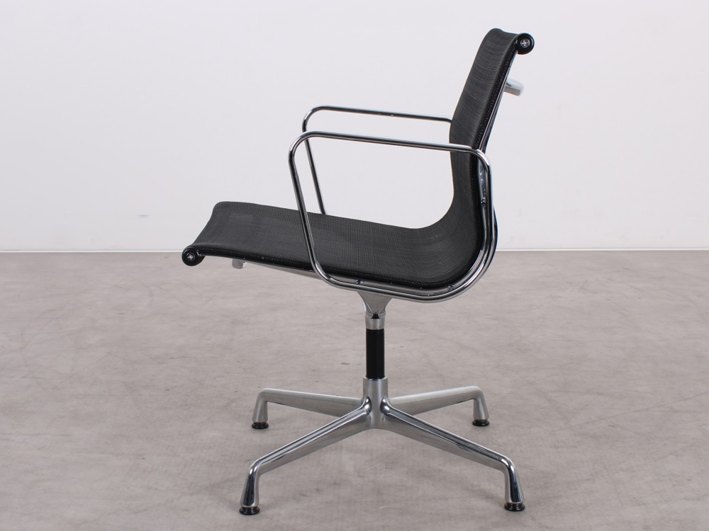 Gebrauchte Vitra EA 108 Aluminium Chair in Schwarz Netweave mit Chromgestell