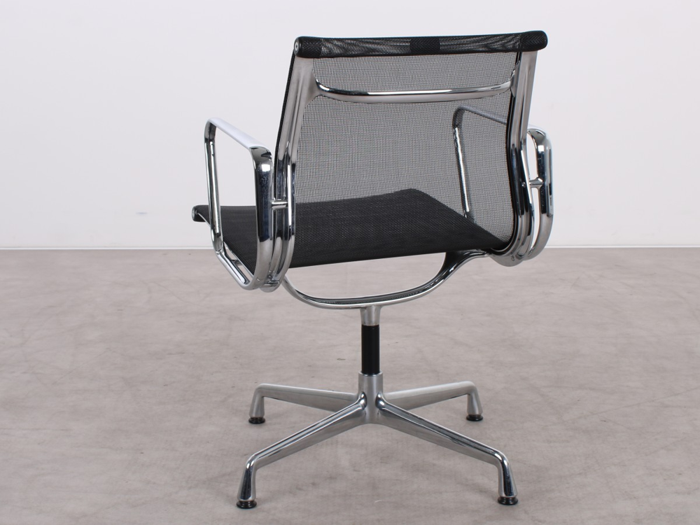 Gebrauchte Vitra EA 108 Aluminium Chair in Schwarz Netweave mit Chromgestell