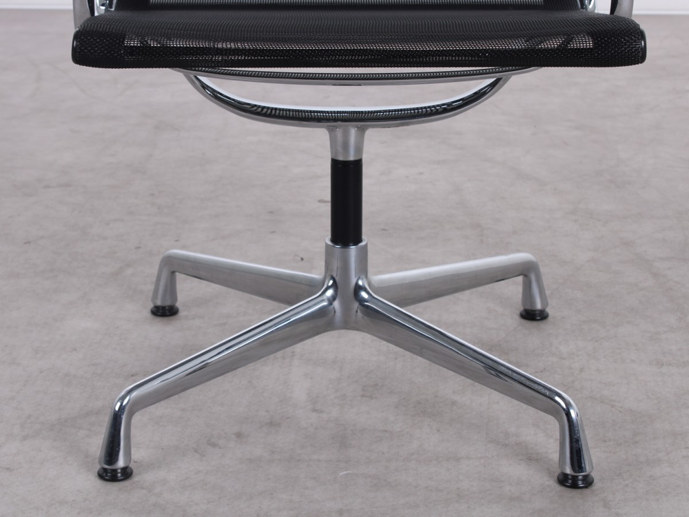 Gebrauchte Vitra EA 108 Aluminium Chair in Schwarz Netweave mit Chromgestell