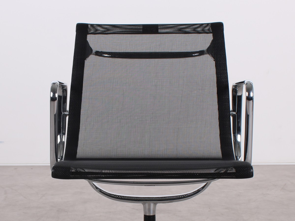 Gebrauchte Vitra EA 108 Aluminium Chair in Schwarz Netweave mit Chromgestell