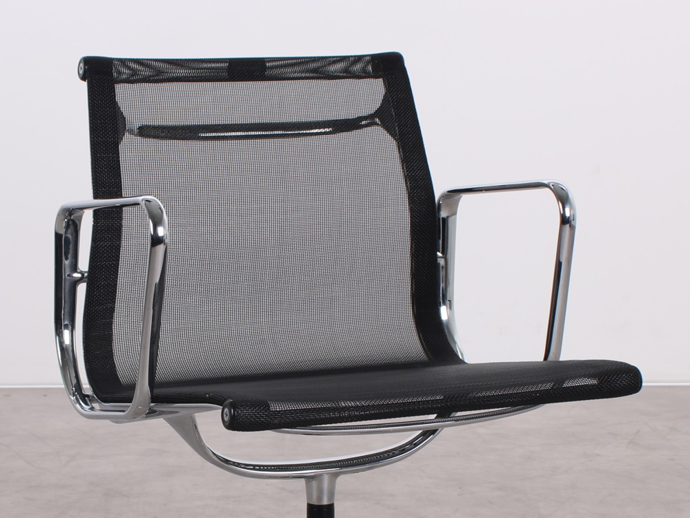 Gebrauchte Vitra EA 108 Aluminium Chair in Schwarz Netweave mit Chromgestell