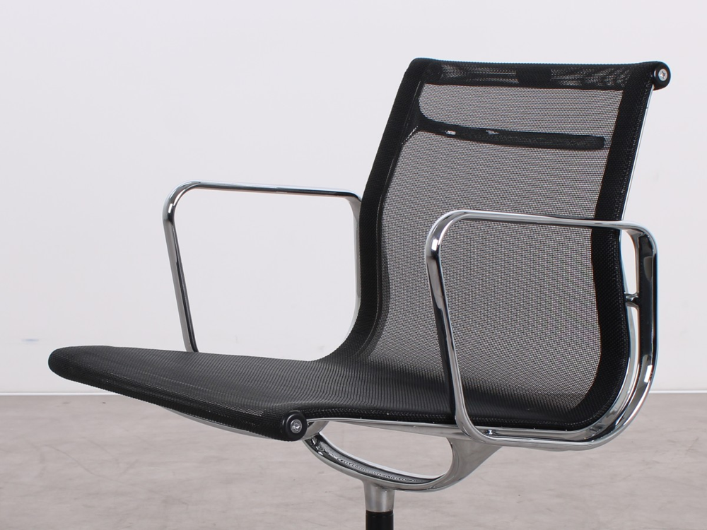 Gebrauchte Vitra EA 108 Aluminium Chair in Schwarz Netweave mit Chromgestell