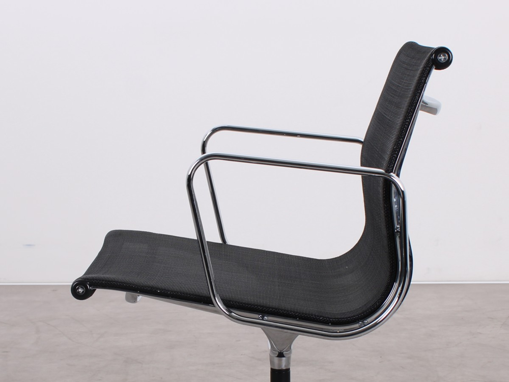 Gebrauchte Vitra EA 108 Aluminium Chair in Schwarz Netweave mit Chromgestell