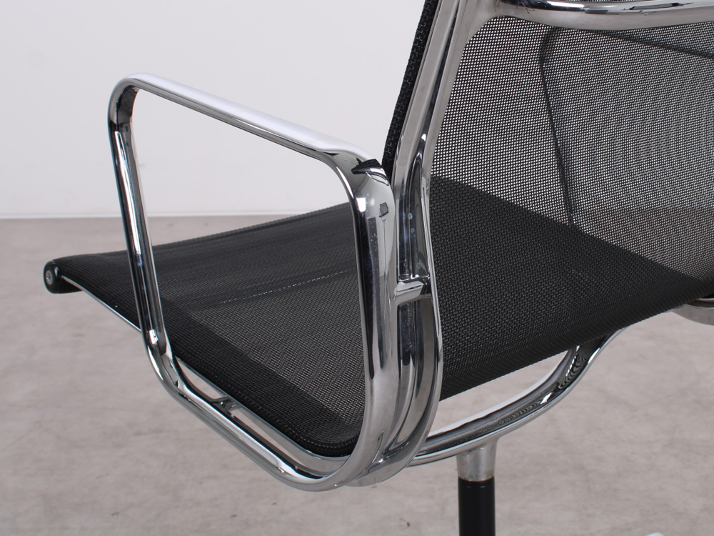 Gebrauchte Vitra EA 108 Aluminium Chair in Schwarz Netweave mit Chromgestell