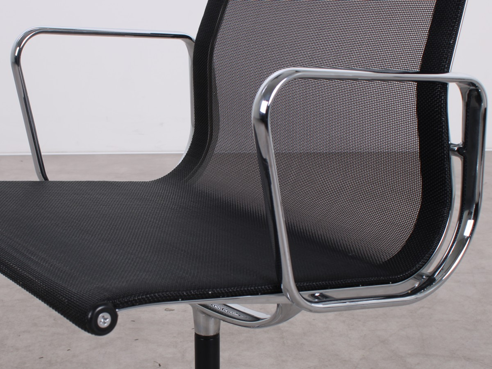 Gebrauchte Vitra EA 108 Aluminium Chair in Schwarz Netweave mit Chromgestell