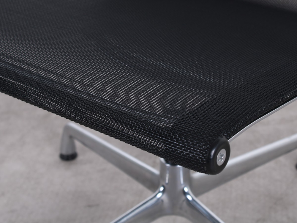 Gebrauchte Vitra EA 108 Aluminium Chair in Schwarz Netweave mit Chromgestell