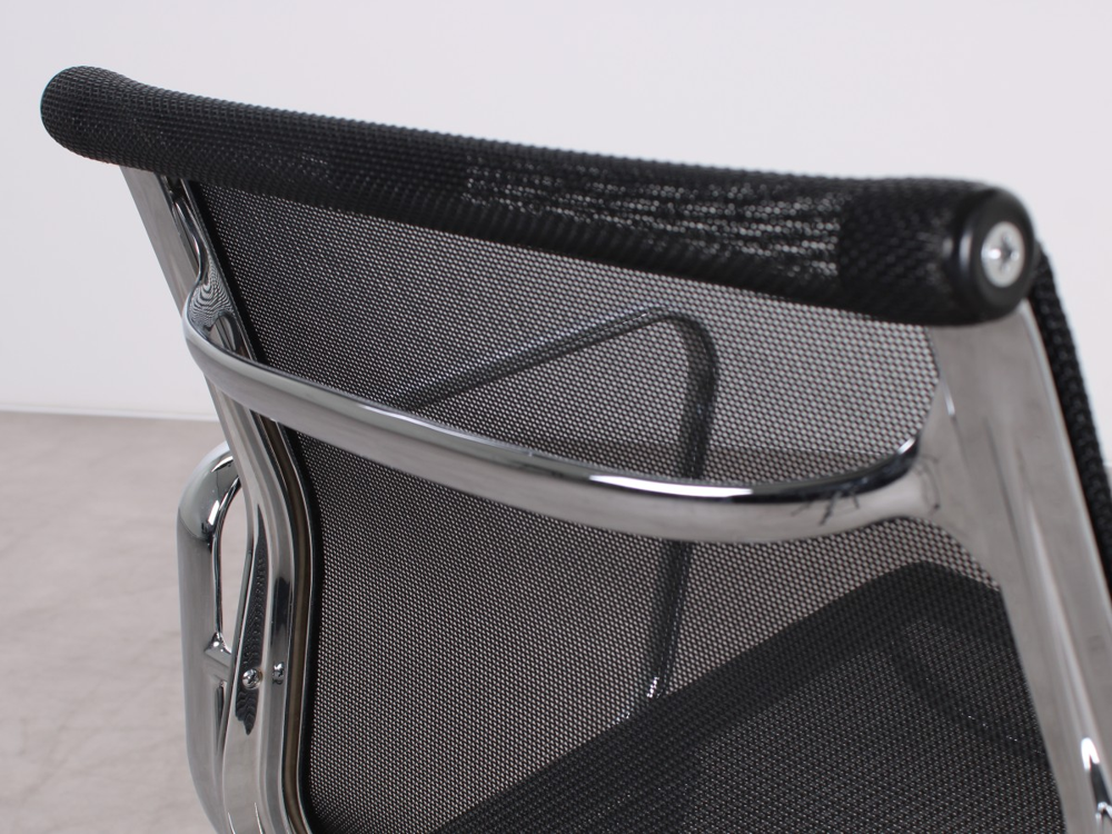 Gebrauchte Vitra EA 108 Aluminium Chair in Schwarz Netweave mit Chromgestell