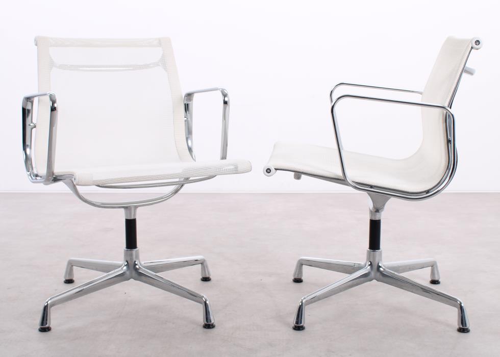 Gebrauchte Vitra EA 108 Aluminium Chair mit cremeweißem Netweave-Rücken