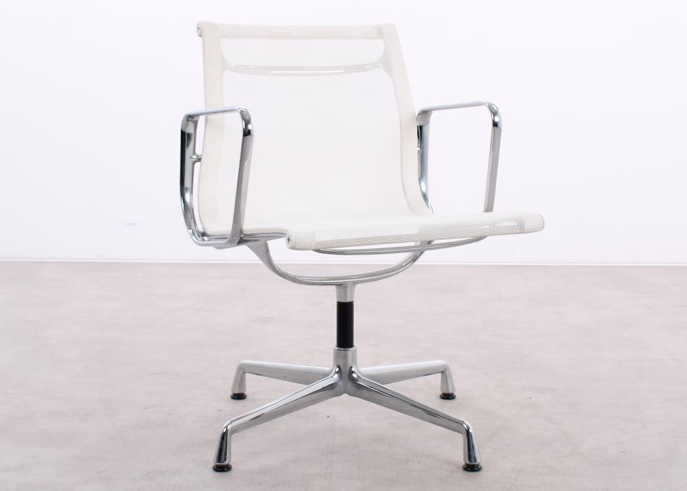 Gebrauchte Vitra EA 108 Aluminium Chair mit cremeweißem Netweave-Rücken
