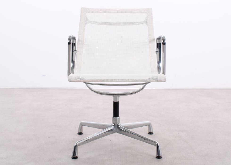 Gebrauchte Vitra EA 108 Aluminium Chair mit cremeweißem Netweave-Rücken