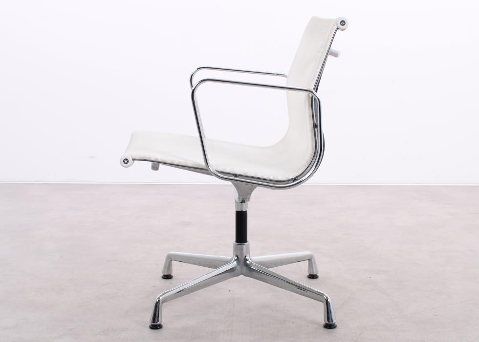 Gebrauchte Vitra EA 108 Aluminium Chair mit cremeweißem Netweave-Rücken