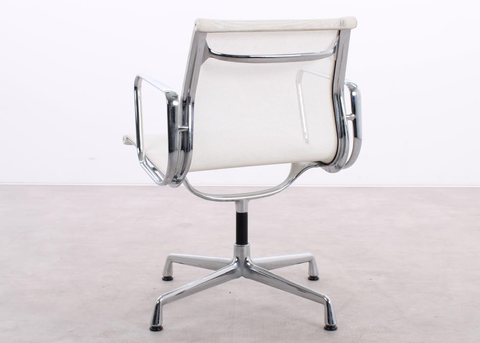 Gebrauchte Vitra EA 108 Aluminium Chair mit cremeweißem Netweave-Rücken