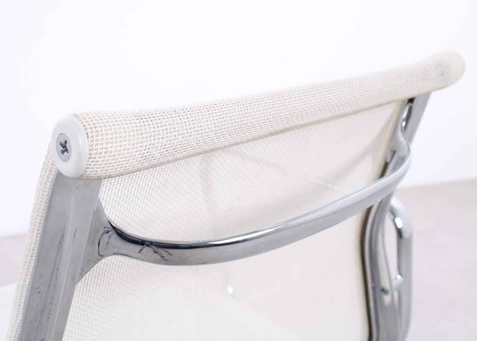 Gebrauchte Vitra EA 108 Aluminium Chair mit cremeweißem Netweave-Rücken