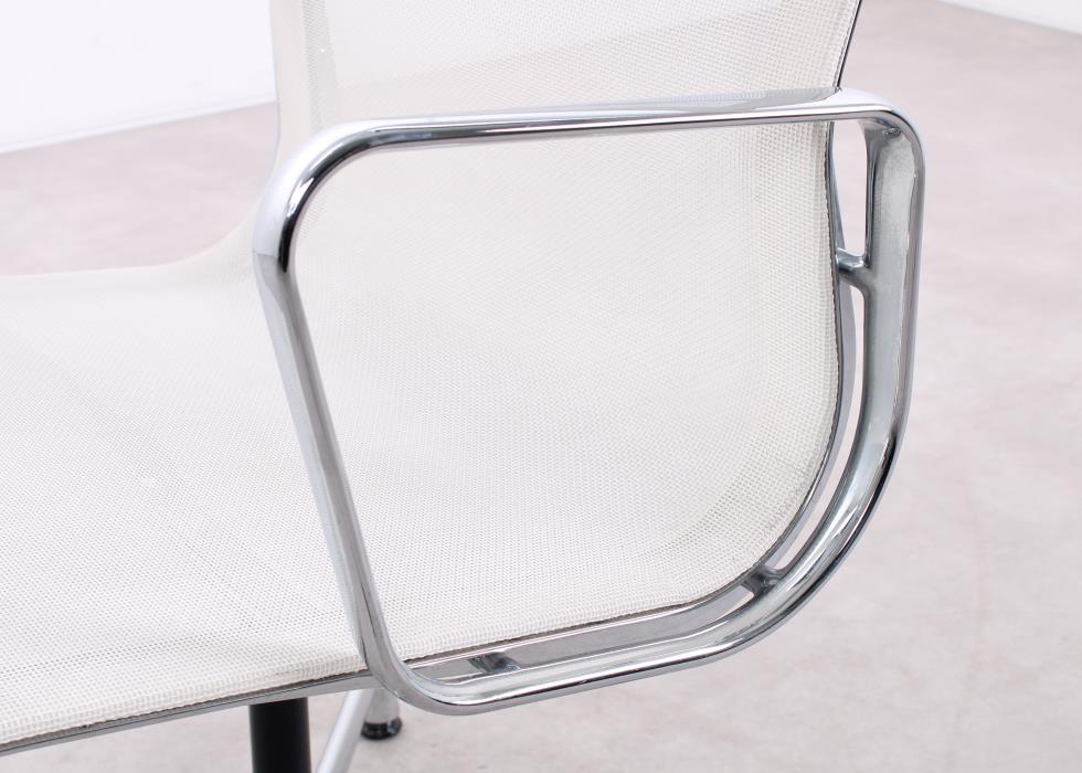 Gebrauchte Vitra EA 108 Aluminium Chair mit cremeweißem Netweave-Rücken