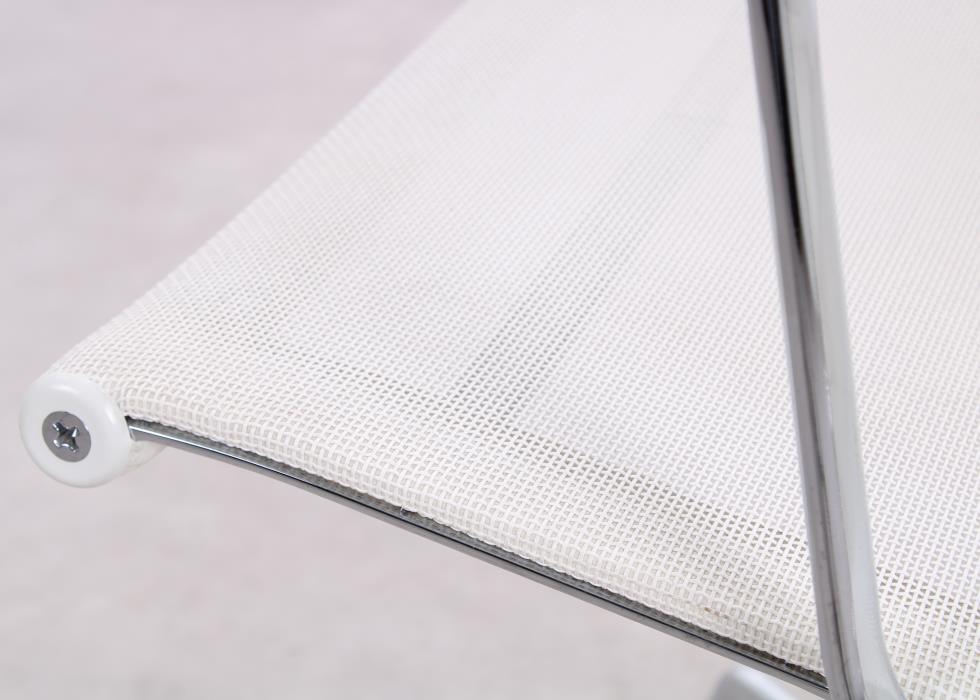 Gebrauchte Vitra EA 108 Aluminium Chair mit cremeweißem Netweave-Rücken