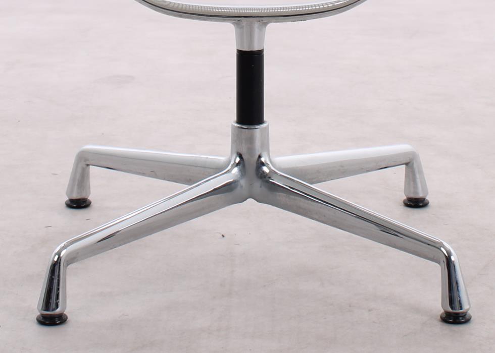 Gebrauchte Vitra EA 108 Aluminium Chair mit cremeweißem Netweave-Rücken